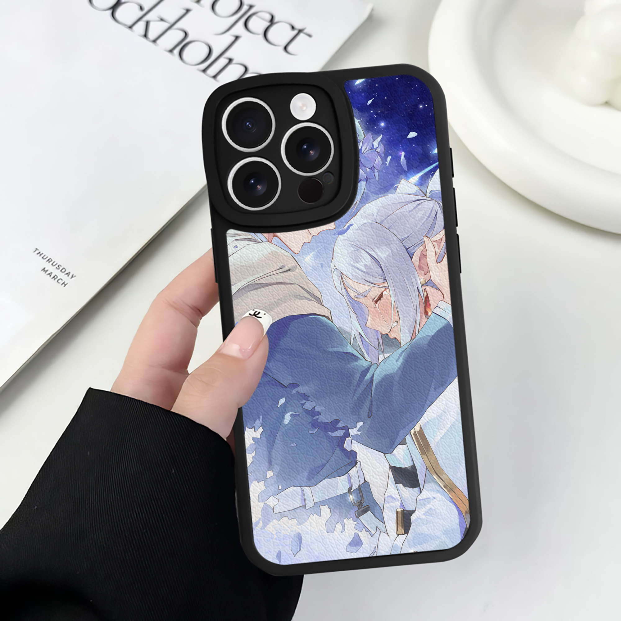 （画像用） 葬送のフリーレン Frieren 【iPhone 16シリーズ対応】シリコンスマホケース（レザー調） 材質：シリコン